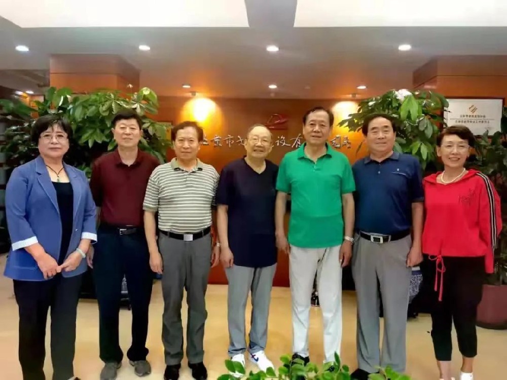 著名书法家王祥之和祥隶书法研究会走进大龙建设集团开展文化交流